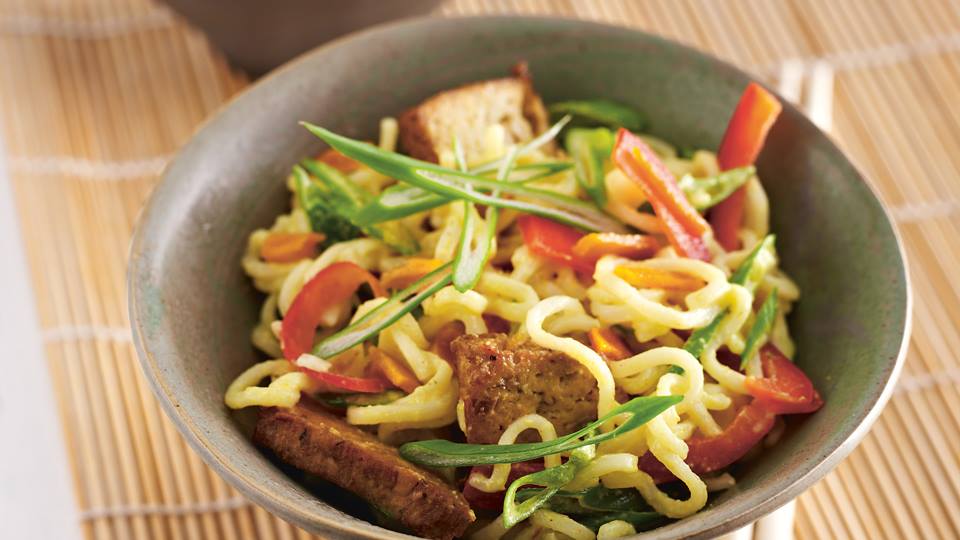 Mie-Nudeln mit Curry-Mango-Sauce und Tofu