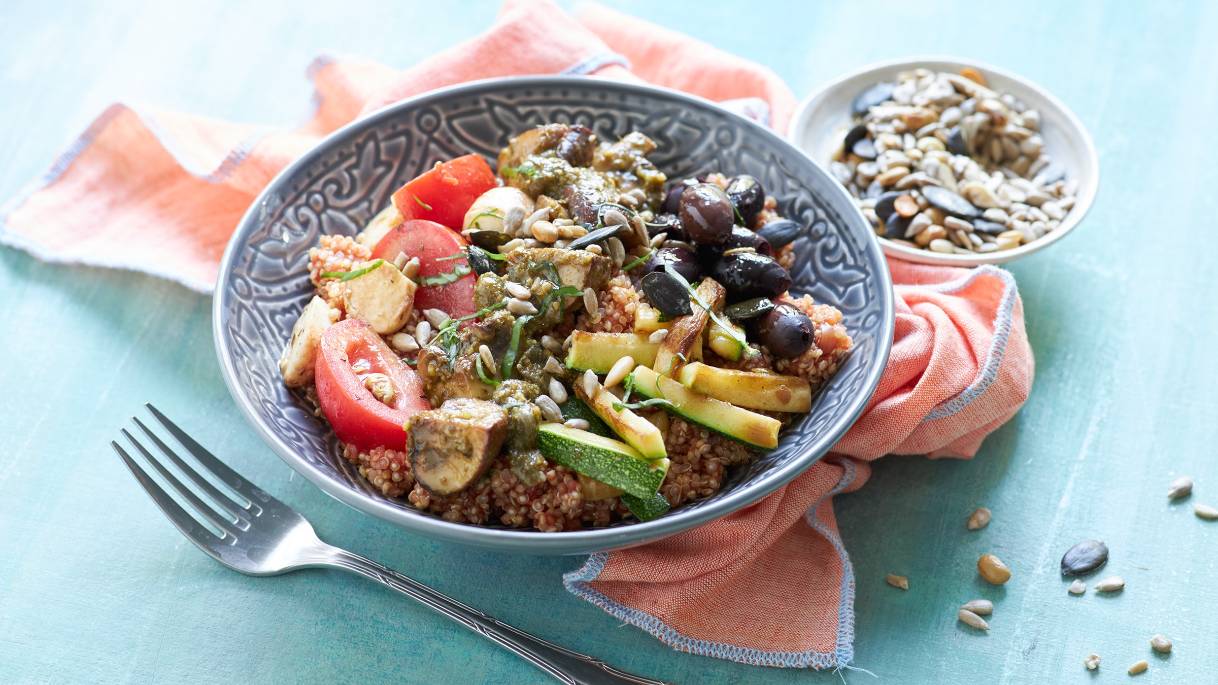 Mediterrane Bowl mit Quinoa und Gemüse Rezept selbst machen | Alnatura