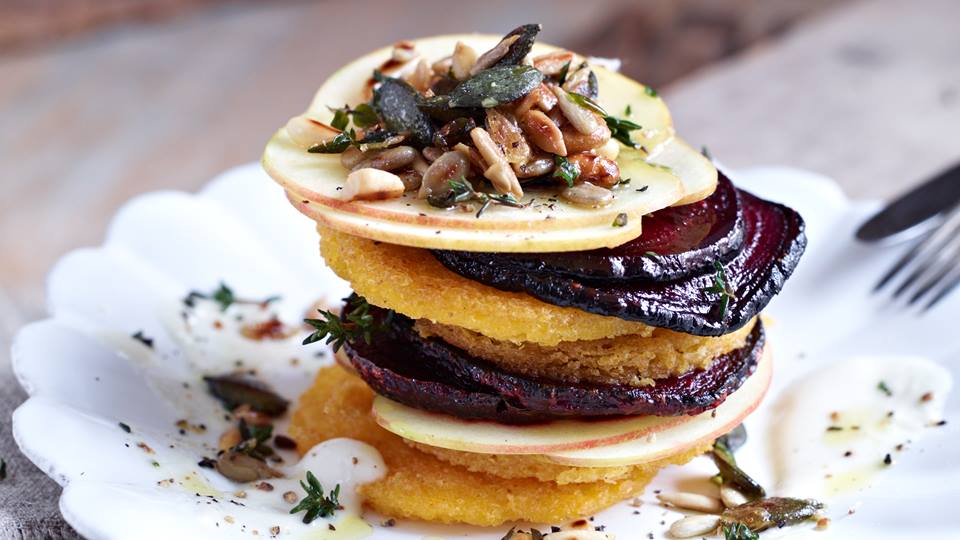 Polenta-Türmchen mit Roter Bete