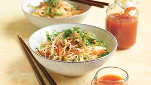 Asiatischer Nudelsalat mit Sweet-Chili-Dressing