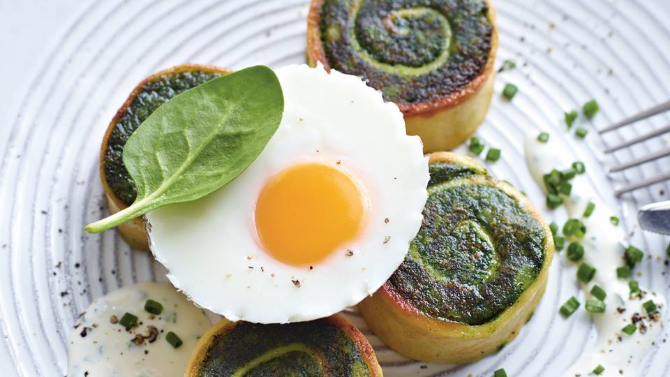 Spinat-Kartoffel-Roulade mit pochiertem Ei