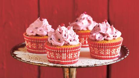 Vanille-Cupcakes mit Haselnüssen und Preiselbeercreme