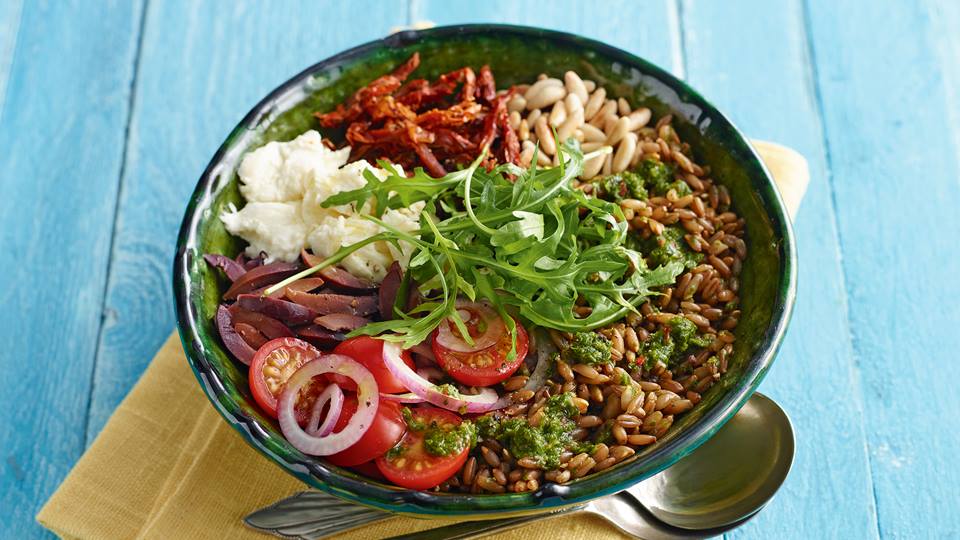 Mediterraner Roggensalat mit Tomaten und Oliven