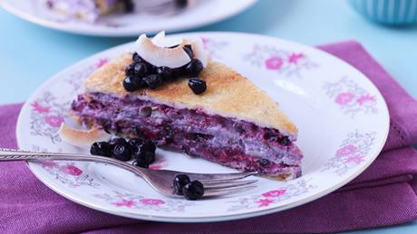 Vegane Pfannkuchen-Torte mit Heidelbeer-Kokos-Füllung