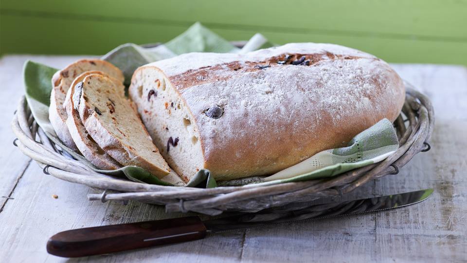 Ciabatta mit Oliven und getrockneten Tomaten