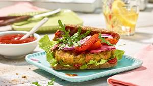 Kichererbsen-Burger mit Rote-Bete-Crackern