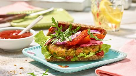 Kichererbsen-Burger mit Rote-Bete-Crackern
