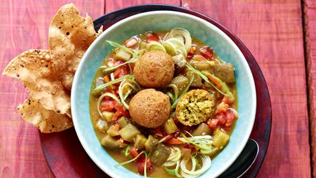 Auberginen-Curry mit knusprigen Linsenbällchen