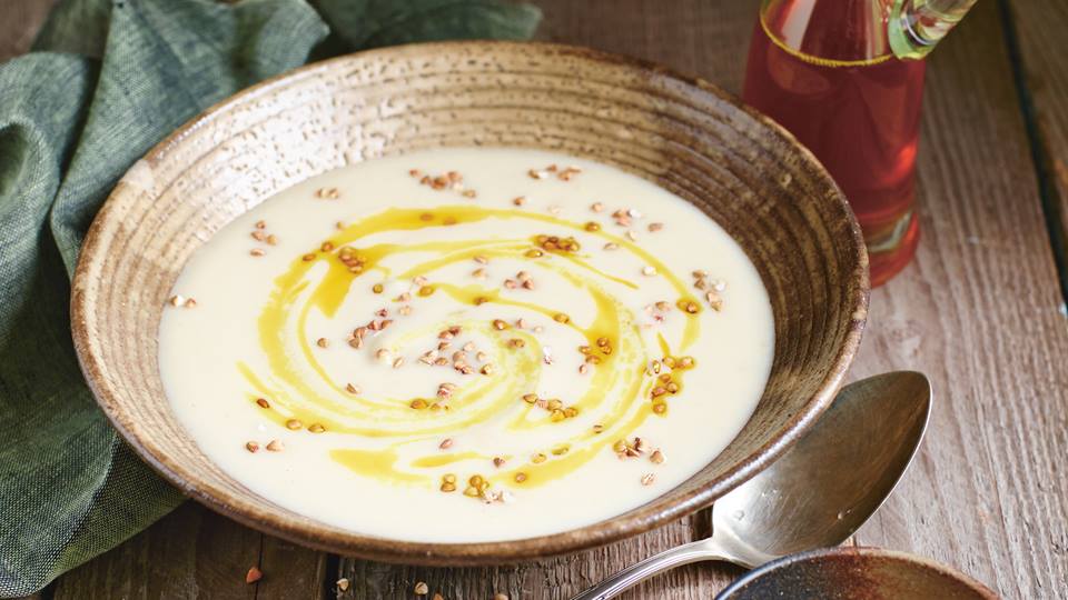Selleriesuppe mit geröstetem Buchweizen und Curryöl
