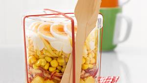 Ananas-Chinakohl-Schichtsalat mit Apfel und Ei