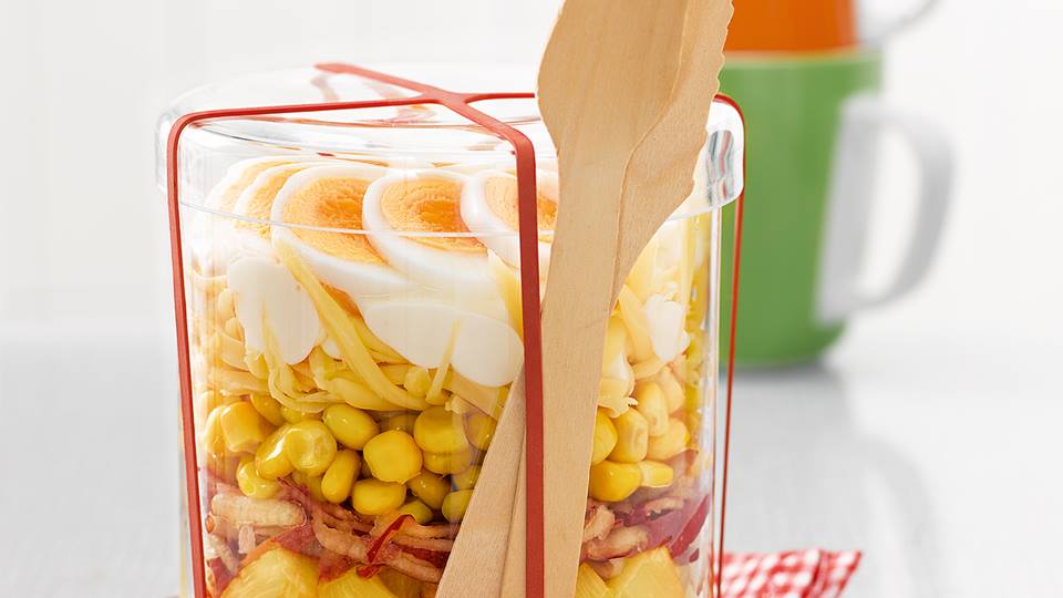Ananas-Chinakohl-Schichtsalat mit Apfel und Ei