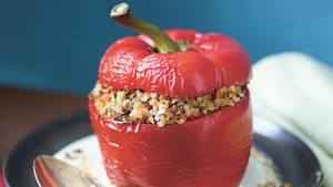 Gefüllte Paprika mit Quinoa und würziger Joghurtsauce