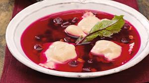 Rote-Bete-Suppe mit Zucchini-Walnuss-Ravioli