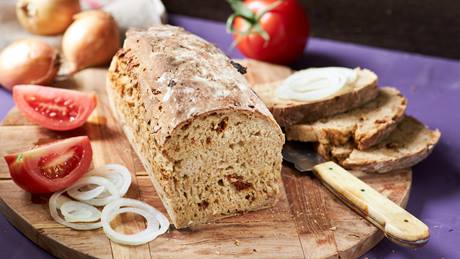 Tomaten-Zwiebel-Brot
