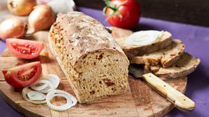 Tomaten-Zwiebel-Brot
