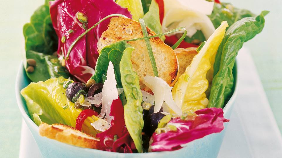 Gemischter Salat mit Paprika, Oliven und geröstetem Baguette