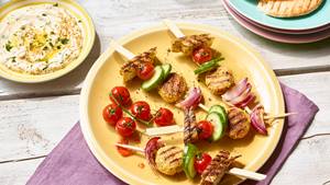 Tofu-Falafel-Spieße mit Tomate und Gurke