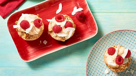 Müsli-Cupcakes mit Kokos-Himbeer-Topping
