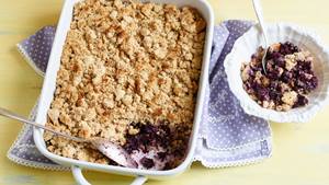 Beeren-Streusel-Auflauf mit Kokosnote