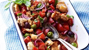 Tomaten-Brot-Salat mit Oliven und Kapern