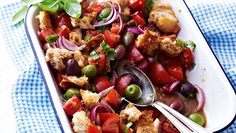 Tomaten-Brot-Salat mit Oliven und Kapern