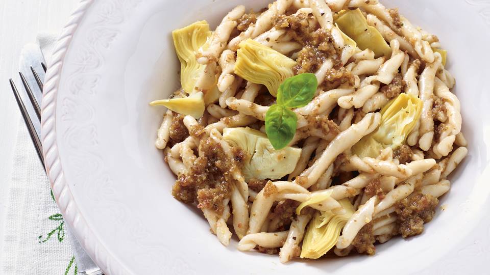 Pasta mit Kapern-Rosinen-Würzpaste