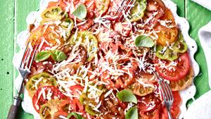 Tomaten-Carpaccio mit Mozzarellaspänen und Basilikum