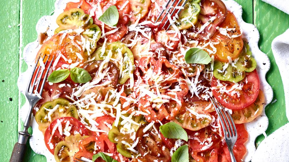 Tomaten-Carpaccio mit Mozzarellaspänen und Basilikum