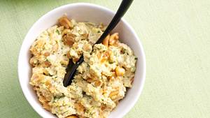 Feta-Mango-Creme mit Curry-Erdnusscrunch