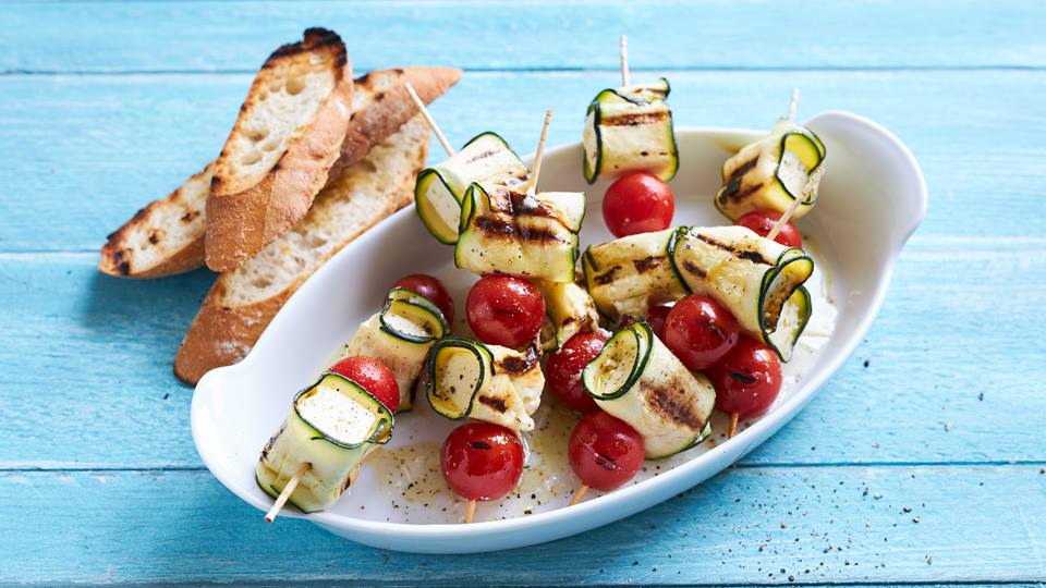 Zucchini-Schafskäse-Spieße mit Tomaten