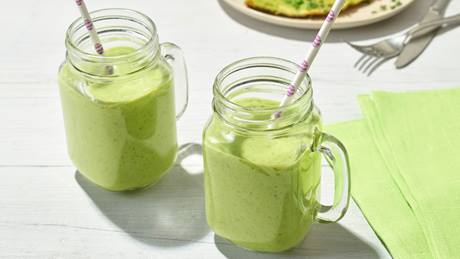 Grüner Smoothie mit Kefir, Spinat und Trauben