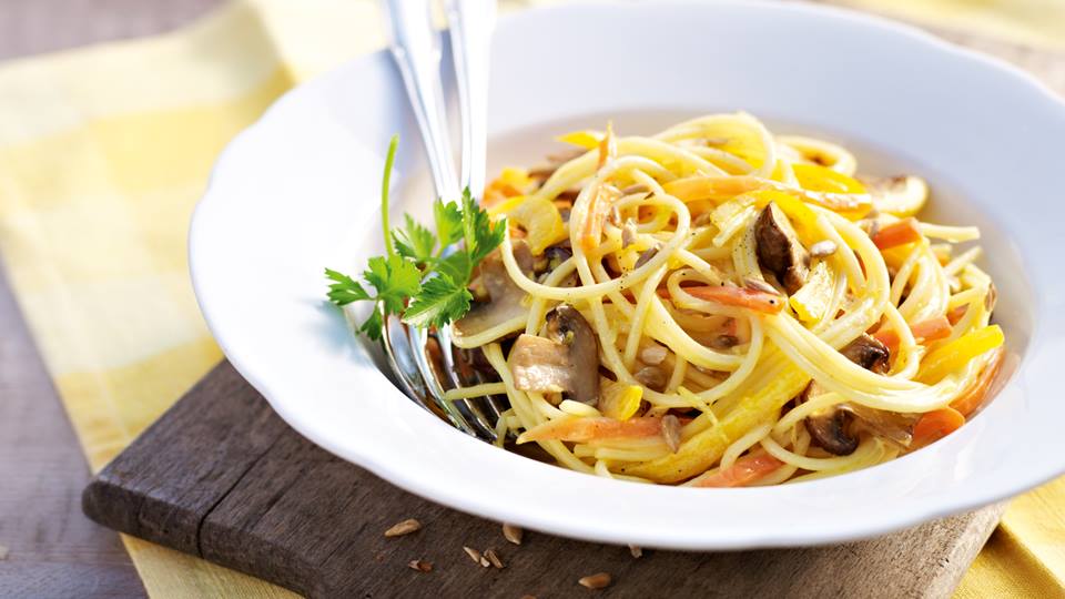Spaghetti mit Zitronen-Sahne-Sauce und Gemüse