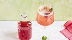 Erdbeerbowle mit Minze