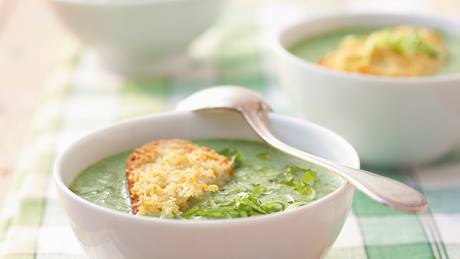Endiviensuppe mit Käse-Röstbroten