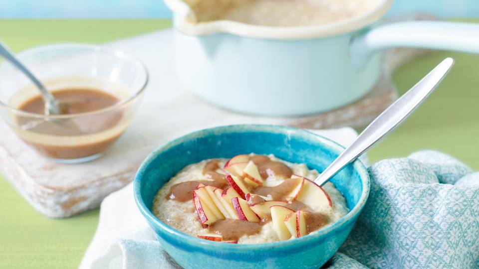 Amaranth-Hafer-Porridge mit Dattel-Zimt-Sauce