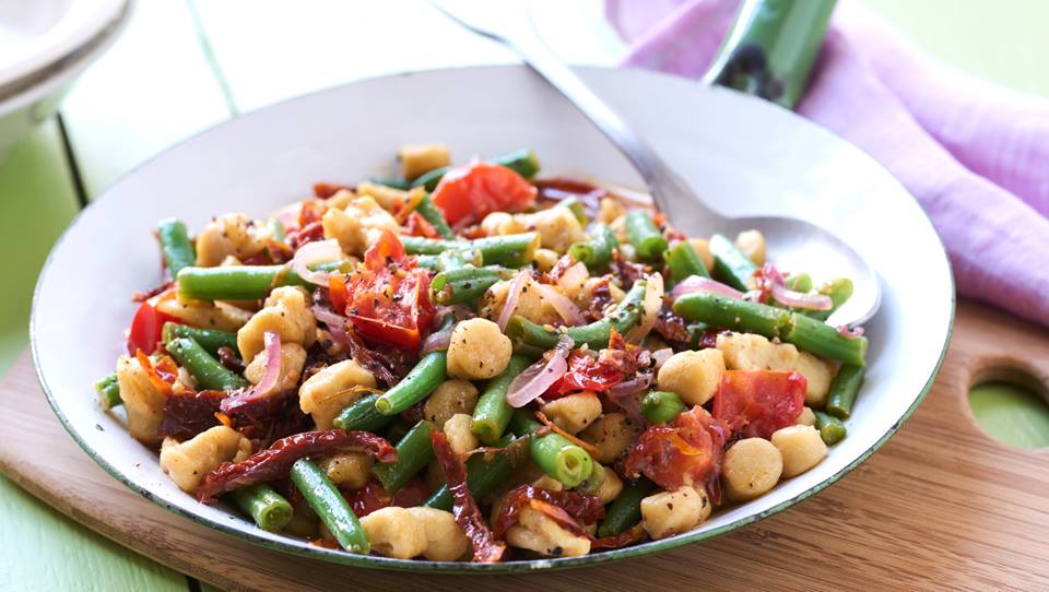 Vegane Buchweizenspätzle mit grünen Bohnen und Tomaten