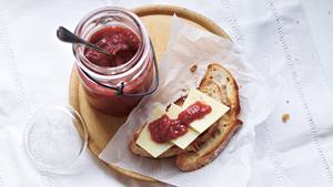 Rhabarber-Chutney mit Pecorino und Röstbrot