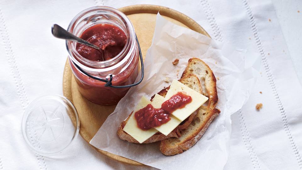 Rhabarber-Chutney mit Pecorino und Röstbrot