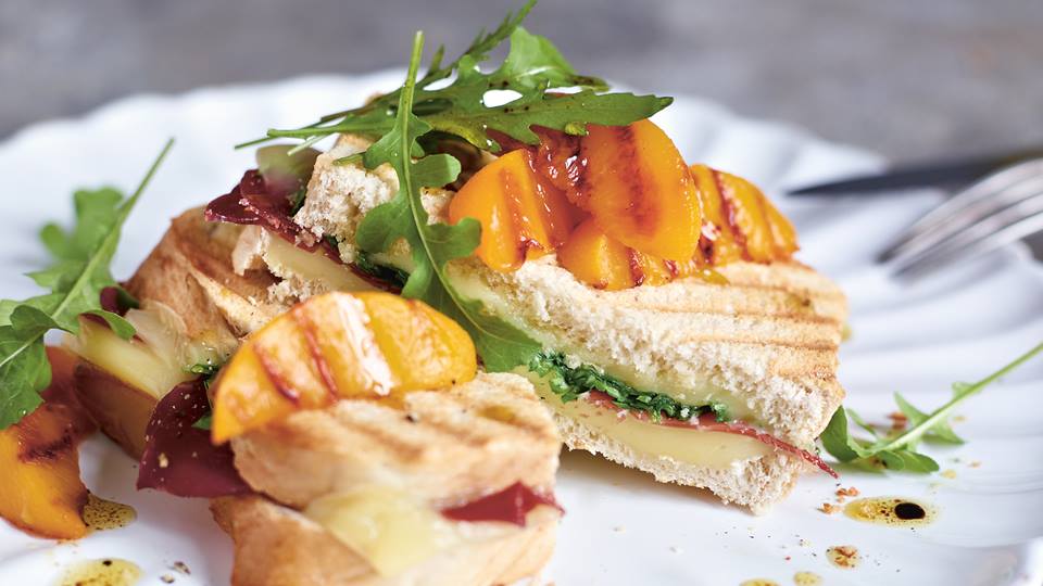 Croque Monsieur mit Bresaola und gegrilltem Pfirsich