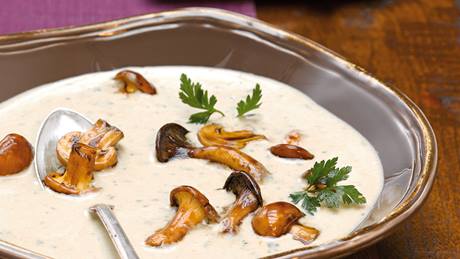 Feine Pilzcremesuppe mit ofengetrockneten Champignons