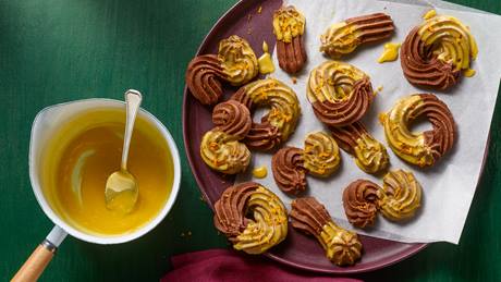Dunkles Spritzgebäck mit Orangen-Kurkuma-Glasur