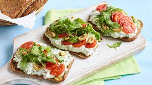 Toastbrötchen mit Oliven-Rucola-Quark