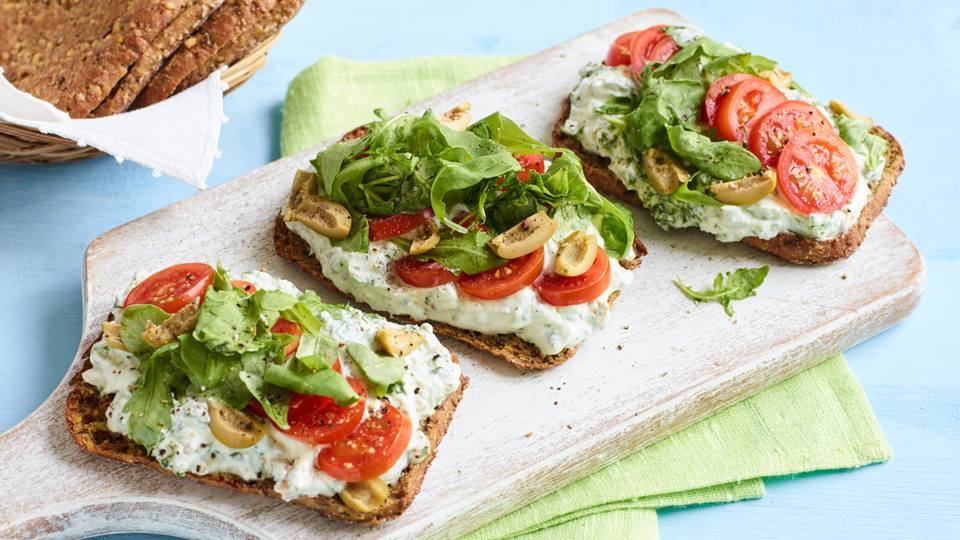 Toastbrötchen mit Oliven-Rucola-Quark