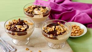 Erdnuss-Pudding mit Schoko-Sauce