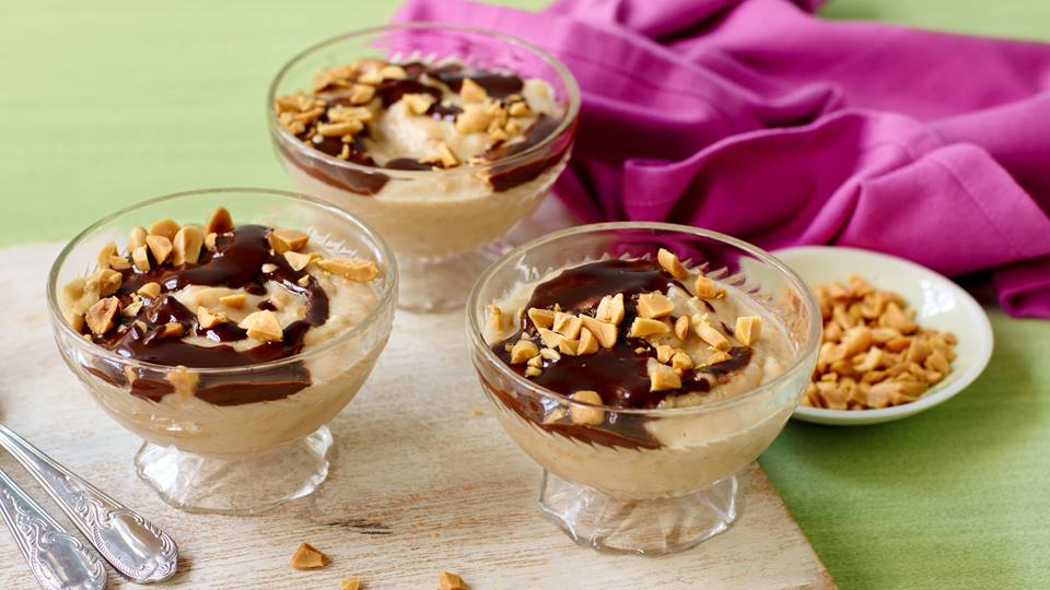 Erdnuss-Pudding mit Schoko-Sauce