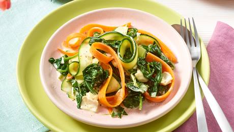 Gemüsenudeln in Spinat-Camembert-Sauce