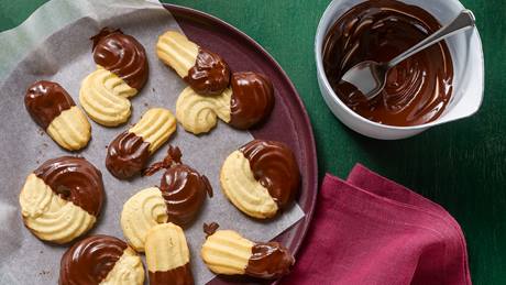 Helles Spritzgebäck mit Schokoladen-Glasur