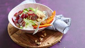 Bowl mit Reis, gebratenem Kürbis und Weintrauben