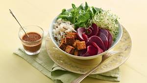 Bowl mit Brokkolisprossen und Haselnuss-Espresso-Dressing