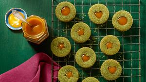 Matcha-Spitzbuben mit Marillen-Füllung